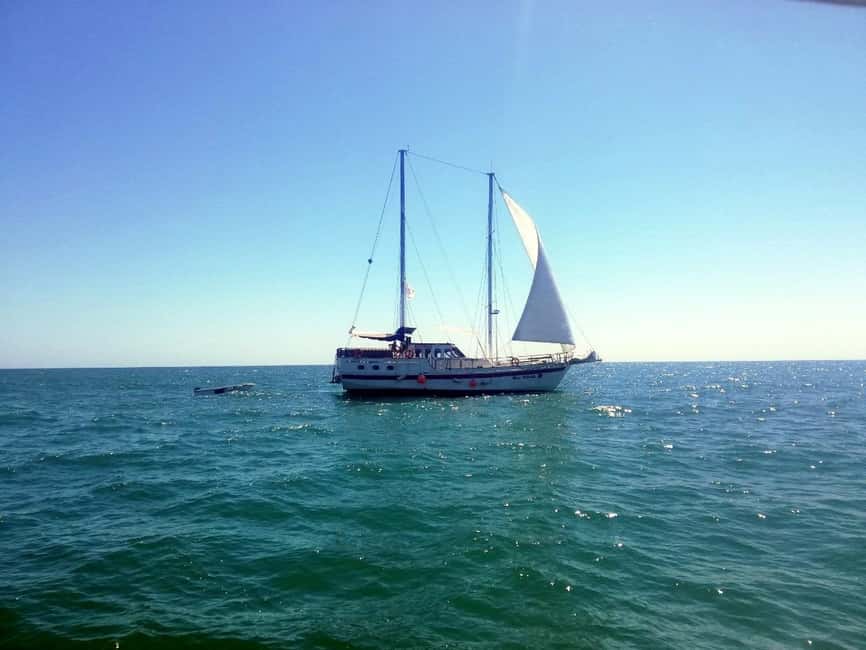 Balchik: 4-Hour Black Sea Cruise With Lunch and Drinks - Swimming from the boat in a sheltered bay