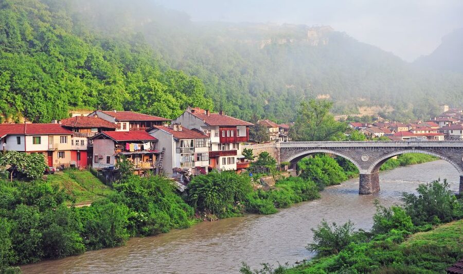 From Bucharest: Full-Day Trip to Bulgaria - An hour to explore Veliko Tarnovo