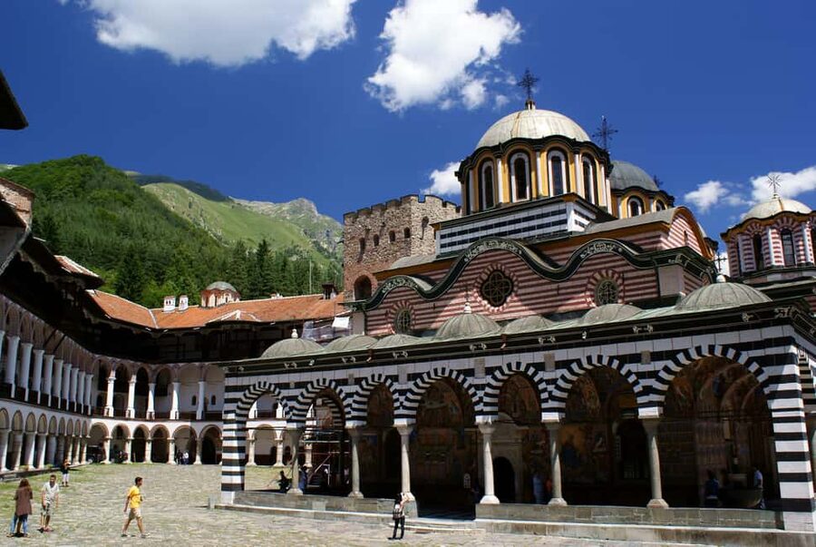 From Sofia: Full Day Trip To Rila Monastery - Meeting the group at the Vasil Levski Monument