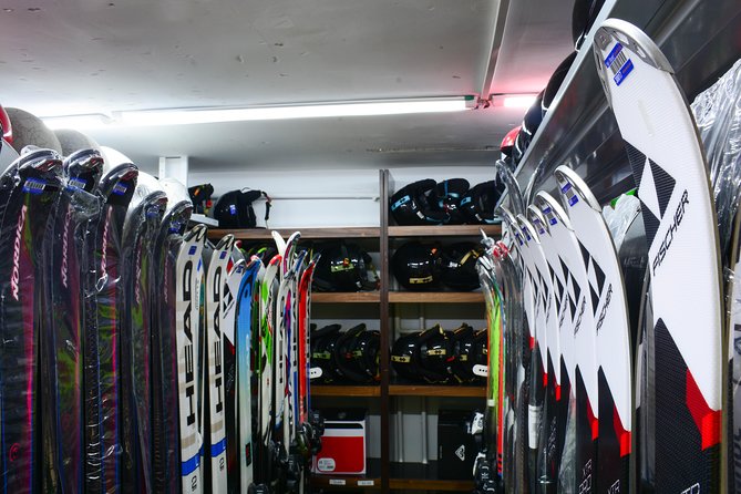 Ski and Snowboard equipment rental in Borovets - A quick fitting that protects your ski day