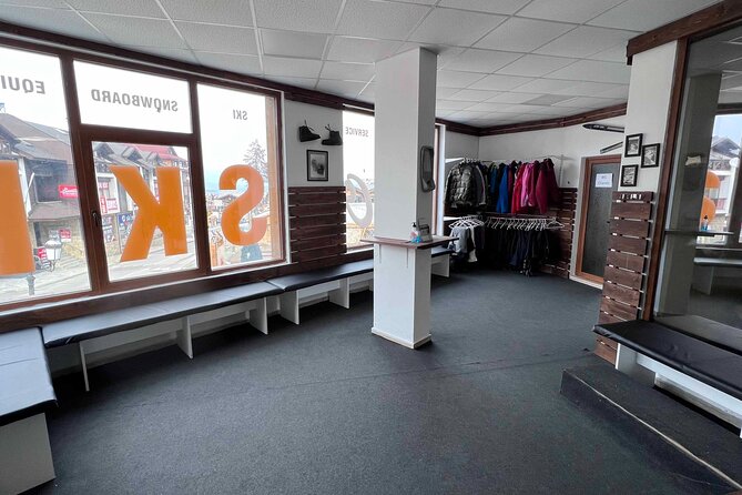 Ski and Snowboard Rental in Bansko - The fitting process and changing gear