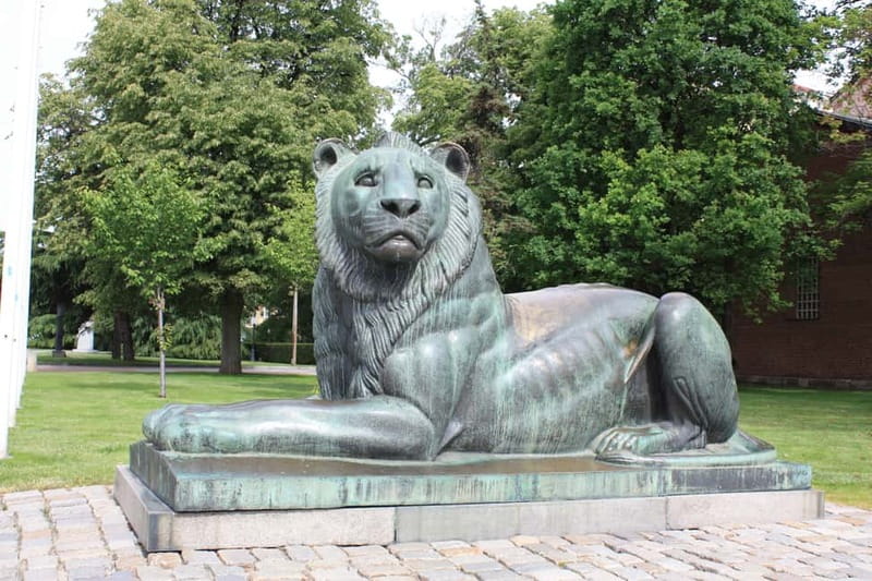 Sofia: Communist History Walking Tour - Prince Alexander of Battenberg Square and the vanished mausoleum